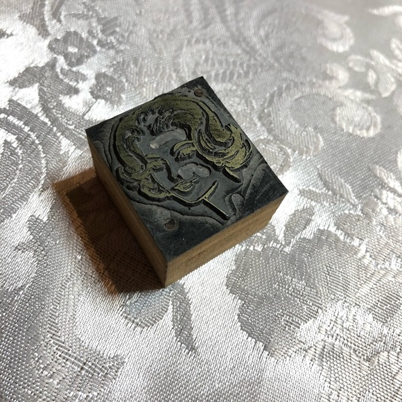 Antique Wooden Print Block Pretty Woman Head Shot Flip Hair Advertising - Picture 3 of 5